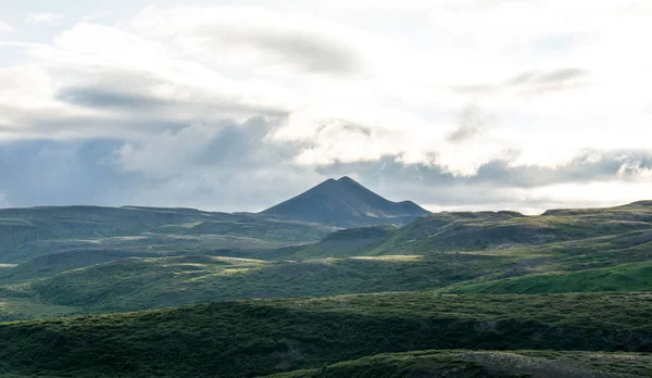 Όμορφα βουνά και δραματικό ουρανό κατά μήκος του δρόμου στην Ισλανδία — Φωτογραφία Αρχείου