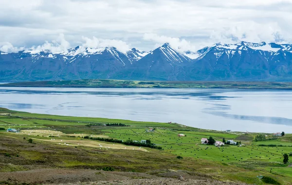 Belle chaîne de montagnes et paysage près de Dalvik en Islande — Photo