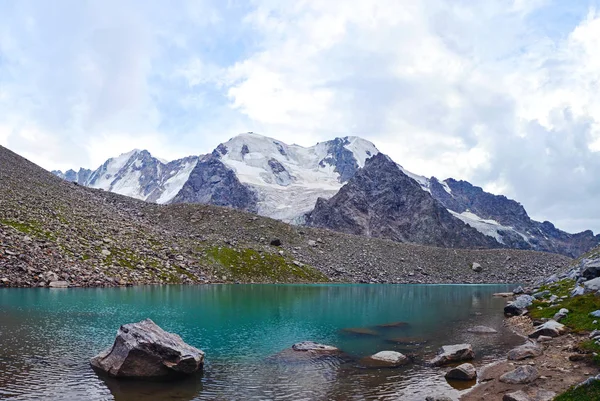 Lago e cascata nella foresta, montagne del Caucaso, Russia — Foto Stock