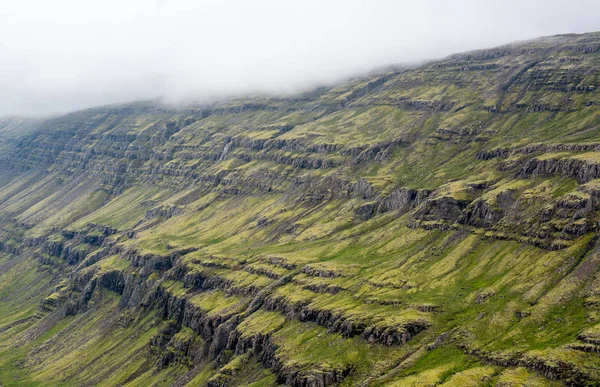 Belle montagne e cielo drammatico lungo la strada in Islanda — Foto Stock