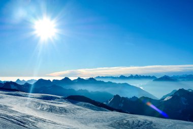 Gün batımı, dağ manzarası, manzaraları ve doğa Elbruz Dağı yüksek kar üstleri