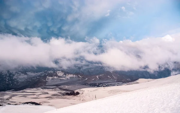 Χιόνι κορυφές των υψηλών Ελμπρούς στο ηλιοβασίλεμα, ορεινό τοπίο, αξιοθέατα και φύση — Φωτογραφία Αρχείου