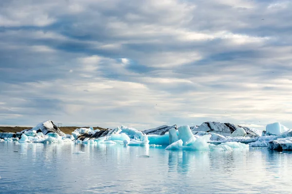 Flytande isberg i den glaciala sjön Glaciärlagunen på Island — Stockfoto