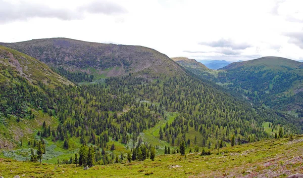 Sommerberglandschaft. Blick auf die Hügel und Wiesen am Baikalsee, Russland — Stockfoto