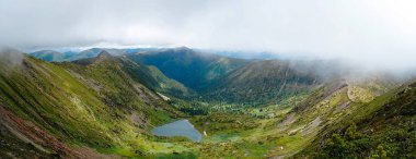Kayalık sahil ve Dağları yakınında Baykal Gölü Panoraması