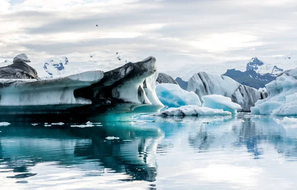 Icebergs flottants dans le lac glaciaire Jokulsarlon en Islande — Photo