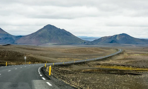 Güzel dağlar ve İzlanda'daki yol boyunca dramatik gökyüzü
