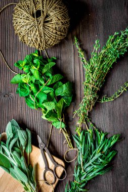 adaçayı ve kekik ahşap tahta üstten görünüm üzerinde