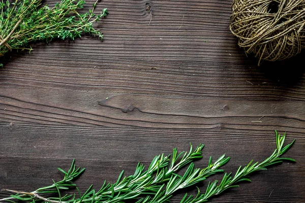 taze ot çerçeve koyu ahşap arka plan Üstten Görünüm