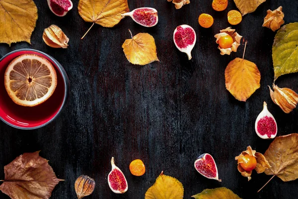 Осенний фон: листья, ягоды, темное дерево с пространством для текса — стоковое фото