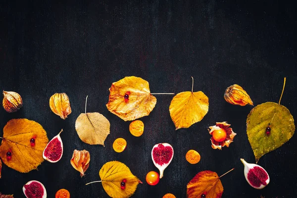 sonbahar yaprakları ve dilimlenmiş meyve üzerinde ahşap arka plan Üstten Görünüm