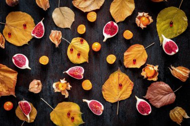 sonbahar yaprakları ve dilimlenmiş meyve üzerinde ahşap arka plan Üstten Görünüm