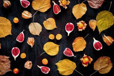 Sonbahar arka plan: yaprakları, çilek, koyu renk ahşap