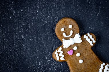 Noel gingerbread koyu arka plan üstten görünüm üzerinde