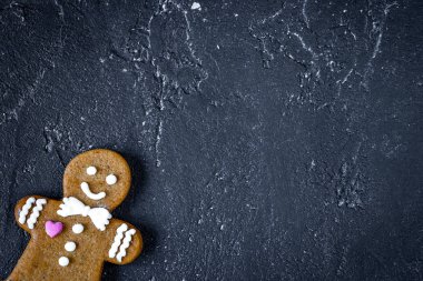 Noel gingerbread koyu arka plan üstten görünüm üzerinde