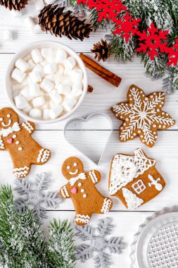 Noel gingerbread, çam dalları üzerine ahşap arka plan