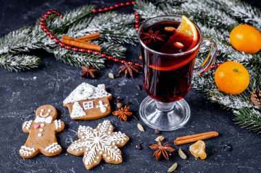 Noel mulled şarap fincan koyu arka plan üzerinde içinde baharatlar ile