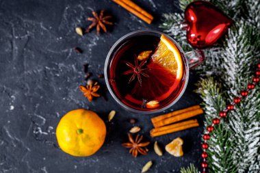 Noel mulled şarap fincan koyu arka plan üzerinde içinde baharatlar ile