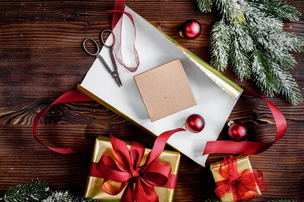 Cadeaux boîtes avec branches de sapin sur fond bois vue de dessus — Photo