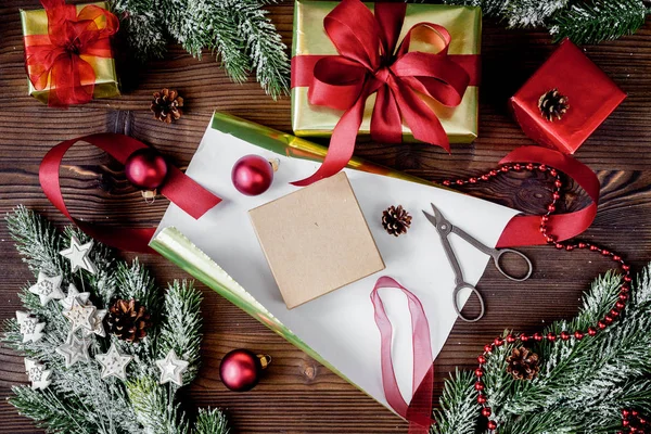 Cadeaux boîtes avec branches de sapin sur fond bois vue de dessus — Photo