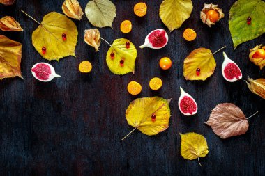 sonbahar yaprakları ve dilimlenmiş meyve üzerinde ahşap arka plan Üstten Görünüm