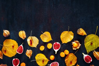sonbahar yaprakları ve dilimlenmiş meyve üzerinde ahşap arka plan Üstten Görünüm