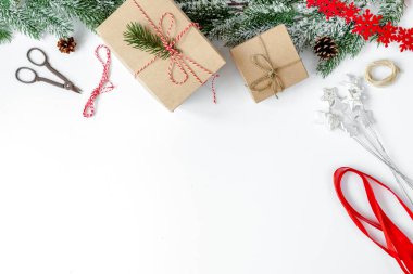 Beyaz arka plan üstten görünüm kutularındaki Noel hediyeleri ambalaj