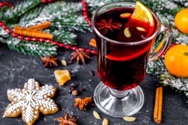 Noel mulled şarap fincan koyu arka plan üzerinde içinde baharatlar ile