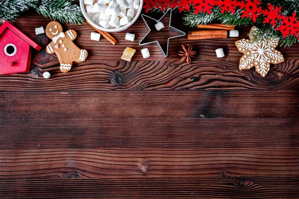 Karácsonyi mézeskalács, fenyő ágak, sötét fából készült háttér — Stock Fotó