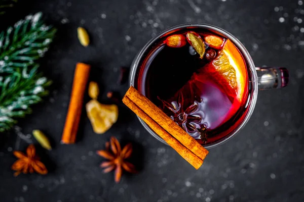 Noel mulled şarap fincan koyu arka plan üzerinde içinde baharatlar ile