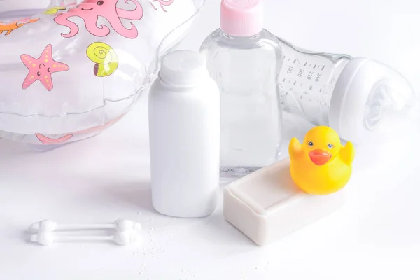 Cosmetico biologico per bambini per il bagno su bakground bianco — Foto Stock
