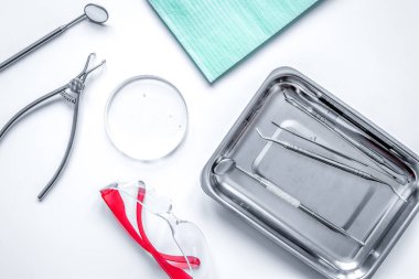 diş hekimleri araçları beyaz masaüstü üst kabine görüntülemek