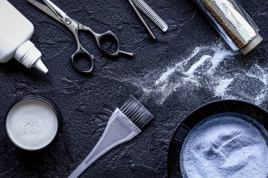Kuaför meslek seçmek saç renk koyu arka plan üzerinde