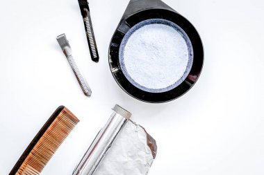 Saç boyası ve hairdye üst için araçları beyaz arka plan görüntülemek