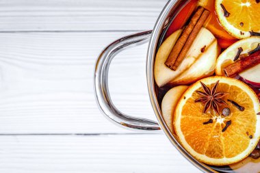 pot ahşap arka plan üst görünümünde mulled şarap hazırlanması