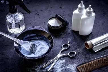 koyu arka plan üzerinde fırça ile saç boyası