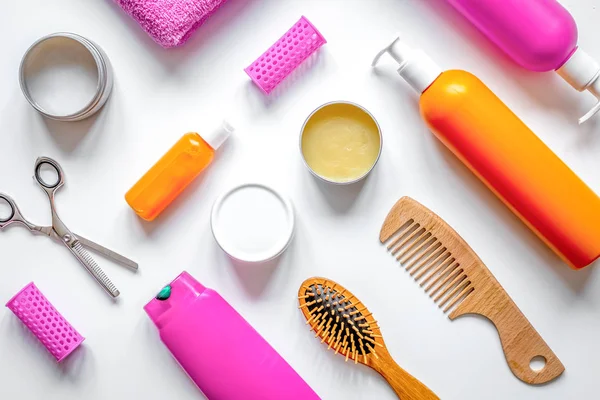 Bayan saç bakım spa şişe üzerinde beyaz arka plan Üstten Görünüm