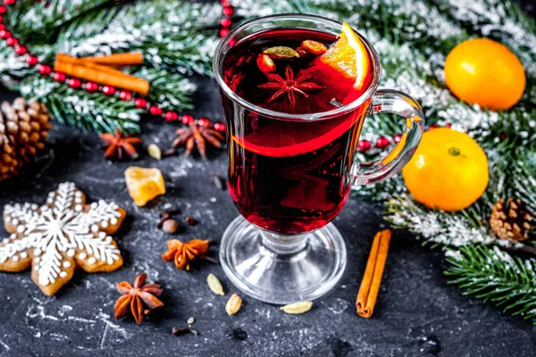 Vino rimuginato di Natale con spezie in tazza su sfondo scuro — Foto Stock