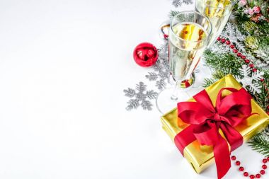 Görünüm bardak şampanya ve Noel süsler top