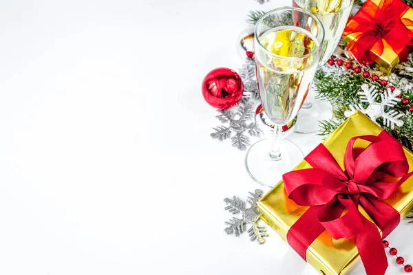 Copos de champanhe e enfeites de Natal vista superior — Fotografia de Stock
