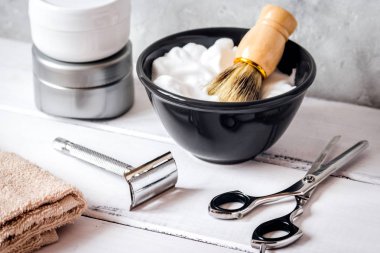 Tıraş sakal için araçları ile ahşap masaüstü