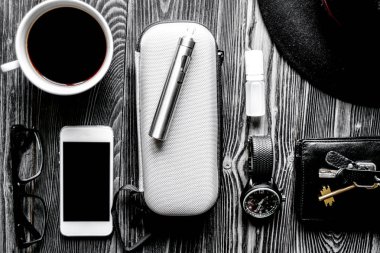 kahve, elektronik sigara, erkek aksesuarları koyu ahşap backg