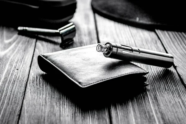 ahşap arka plan üzerinde elektronik sigara ve erkek aksesuarları