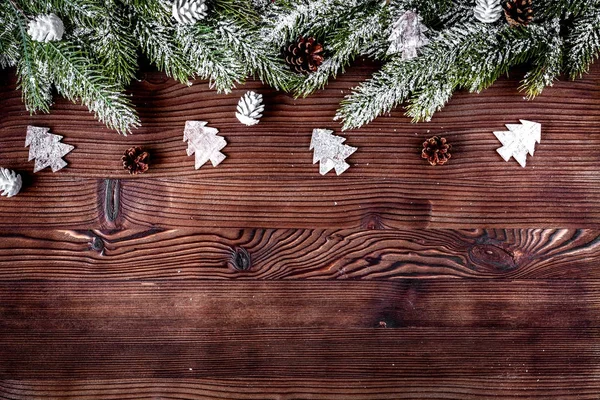 Karácsonyi díszek új évet a sötét fából készült háttér tetején vie — Stock Fotó