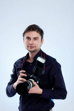 Fotoğraf makinesi ile ayakta adam