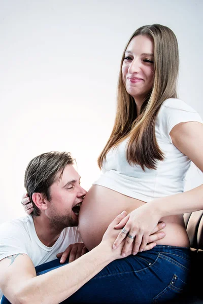 Homem colocou a cabeça na barriga — Fotografia de Stock