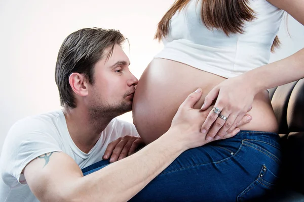 Homem colocou a cabeça na barriga — Fotografia de Stock