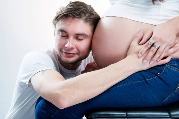 Homem colocou a cabeça na barriga — Fotografia de Stock