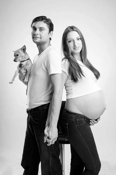 Casal grávida no estúdio — Fotografia de Stock