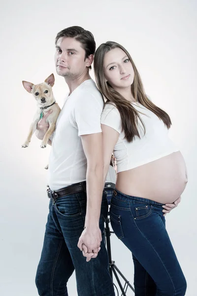 Těhotná pár ve studiu — Stock fotografie